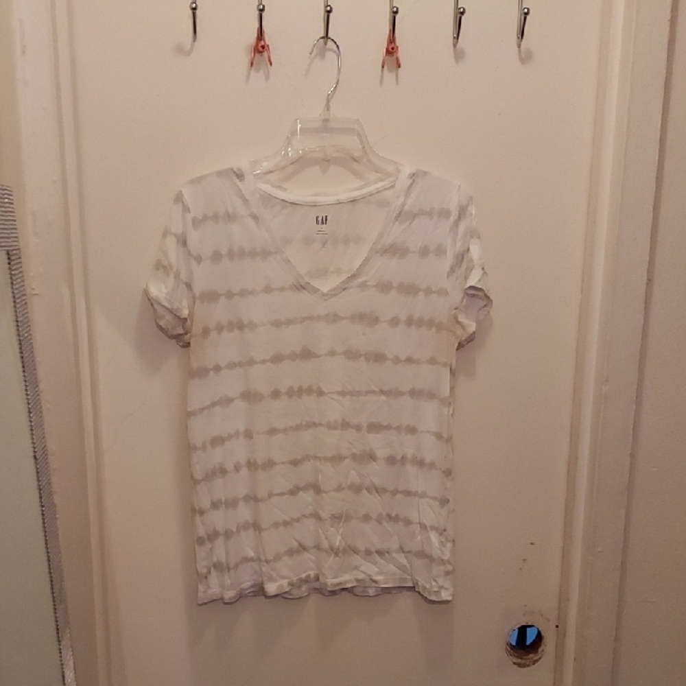 GAP White and Gray Tie-Dye V-Neck Tee